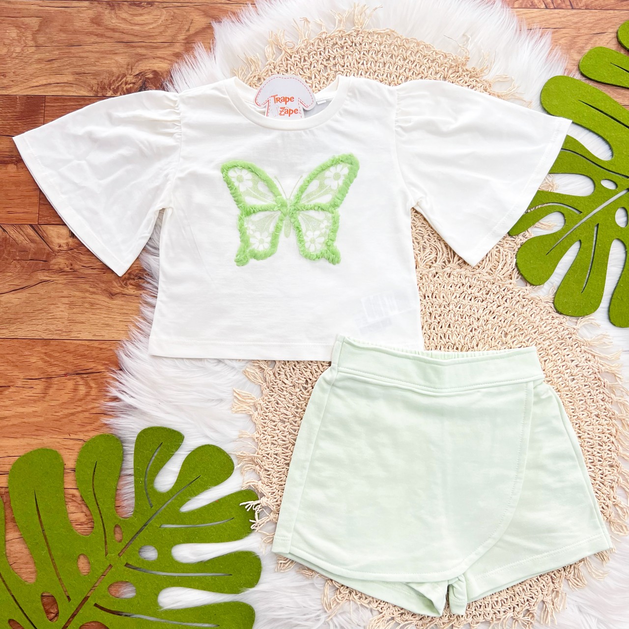 Conj. Blusa Borboleta com Mangas Flare e Short - Off White e Verde